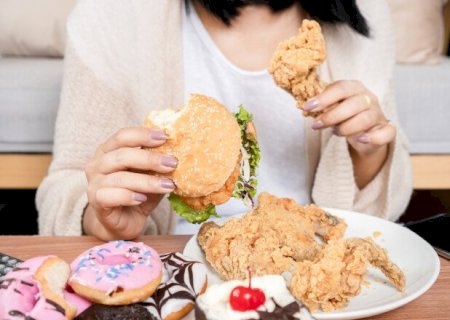 Compulsão alimentar pode ser desencadeada por estresse? Nutricionista esclarece